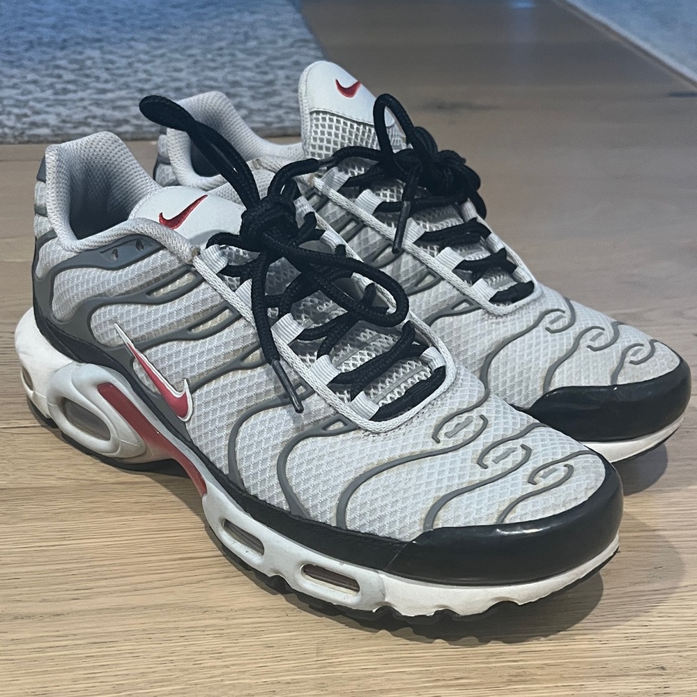 Nike Air Max Men's White and Black Sneakers with Red Accents | size 7.5